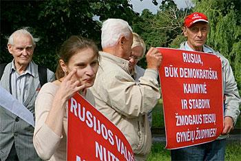 В Вильнюсе пикетировали российское консульство