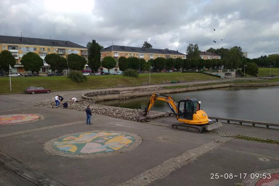 В Калининграде начался капитальный ремонт набережной Нижнего озера
