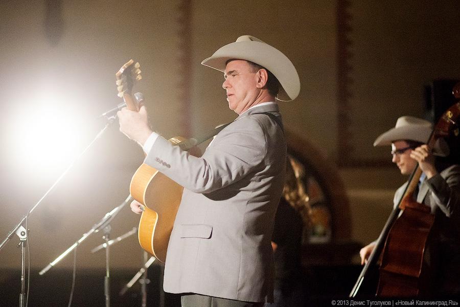 «Всем сестрам по серьгам»: фоторепортаж с концерта The Quebe Sisters Band