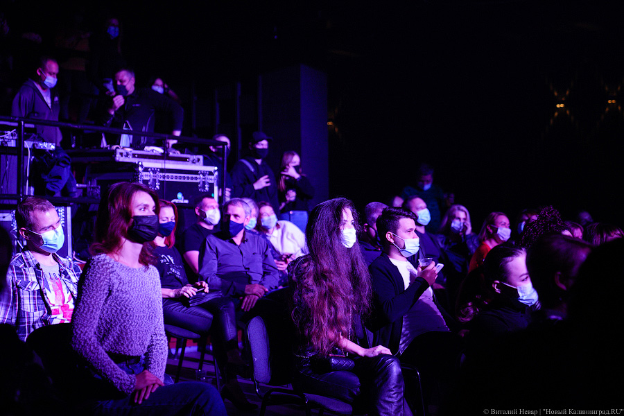 Не отрывая синти-поп: на «Вагонке» прошёл первый в истории сидячий концерт (фото)