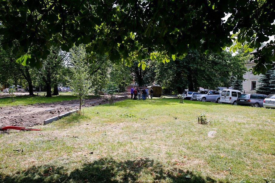 Калининградское чудо: застройщик гостиницы не вырубает, а благоустраивает 2 сквера (фото)