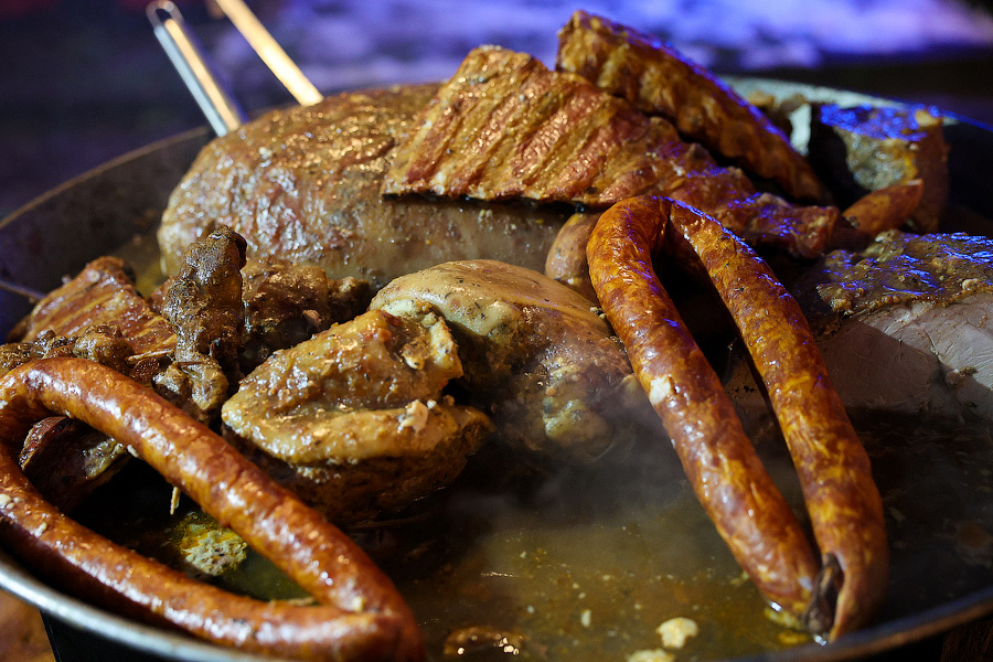 Гастрономическая шаурма и другие: на острове Канта открылась новогодняя ярмарка (фото)