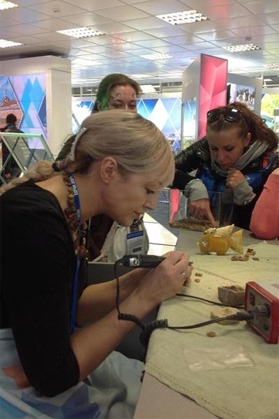 Власти: к калининградскому стенду в Сочи выстраиваются очереди за янтарем (фото)