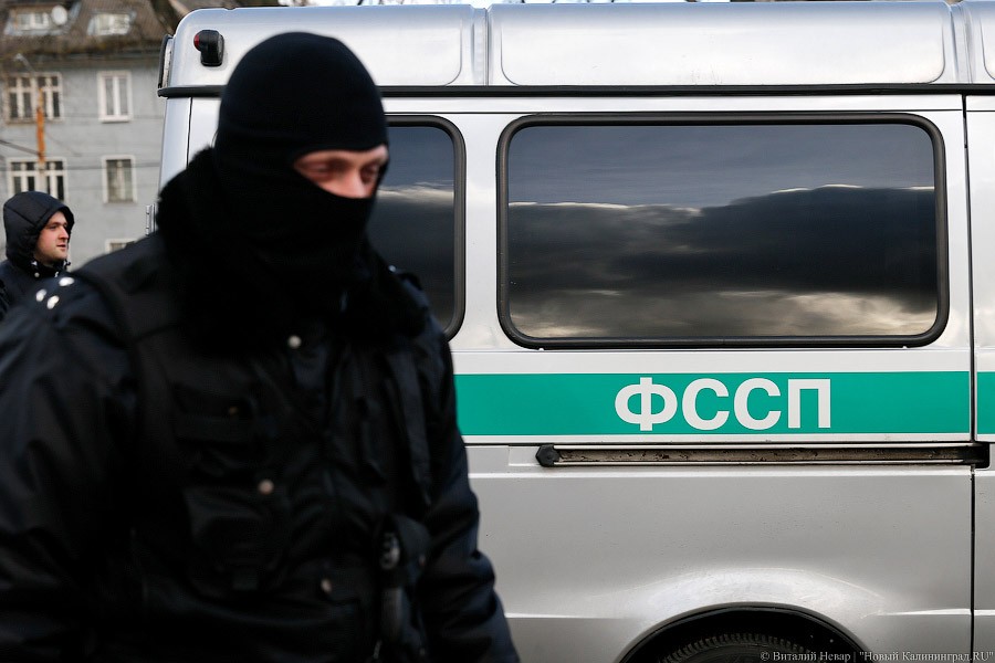 Калининградка не смогла улететь в Париж и засудила пристава