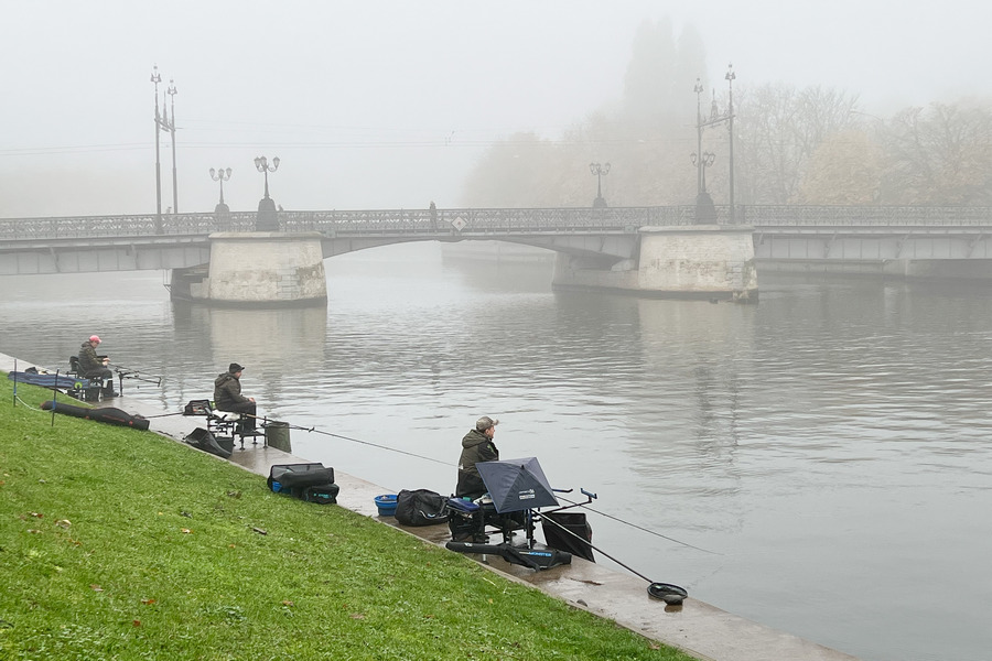 Город в молочной дымке: как Калининград встретил новое утро октября (фото)