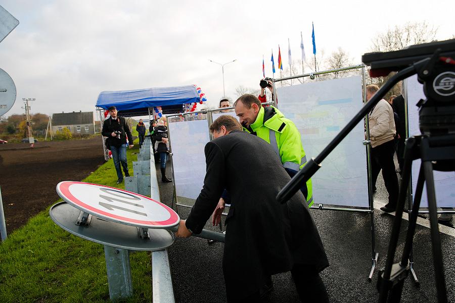 Посадить дерево и открыть трассу: как губернатор добрые дела делал