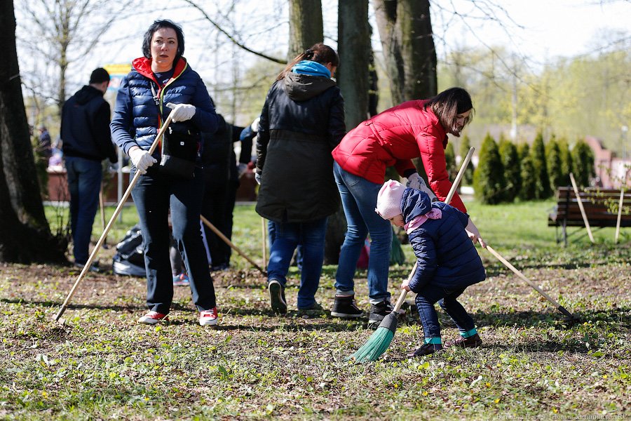 С метлой в руках: в парке Победы прошёл общегородской субботник