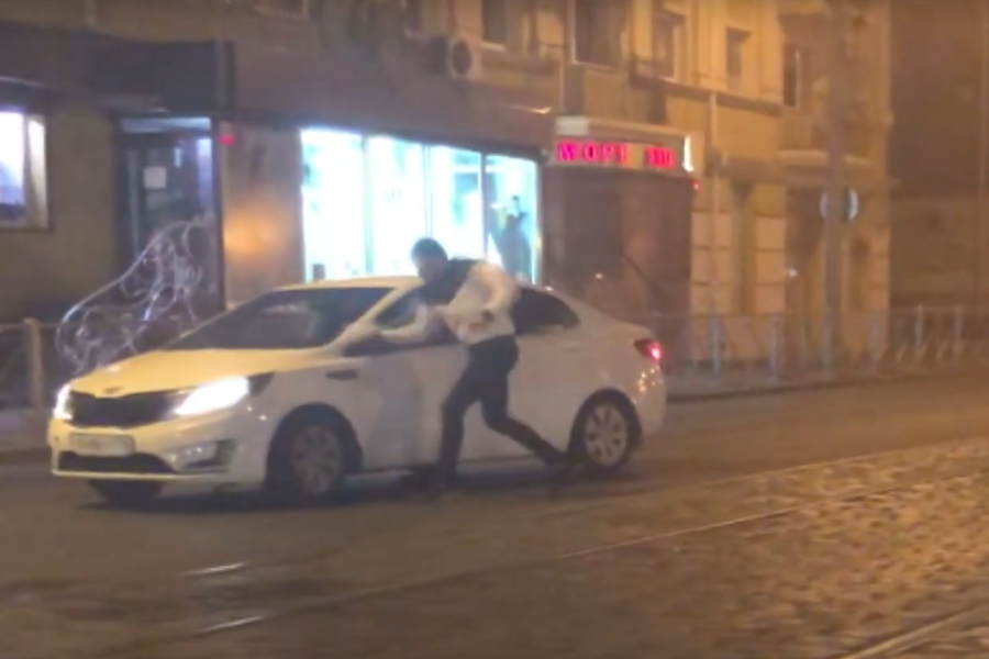 В центре Калининграда водитель BMW кулаком снес зеркало KIA (видео)