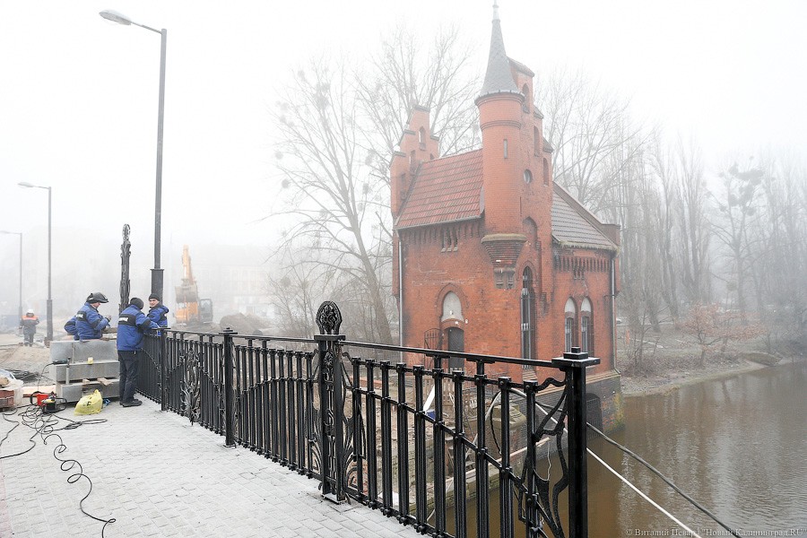 От авторов синей рыбы: на Высоком мосту ставят новую кованую ограду (фото)