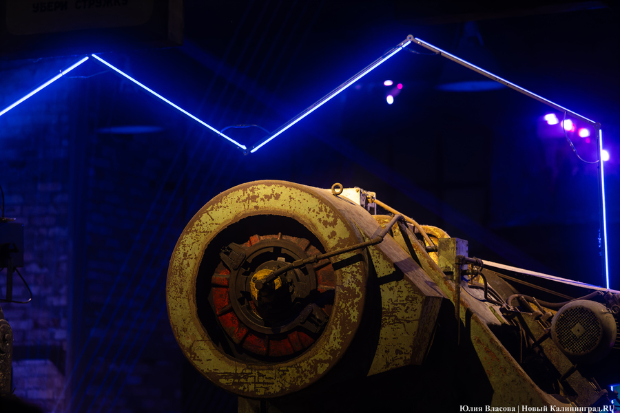 Индустриальные смыслы «Смены»: как прошёл фестиваль света в Кузнечном цехе (фото)