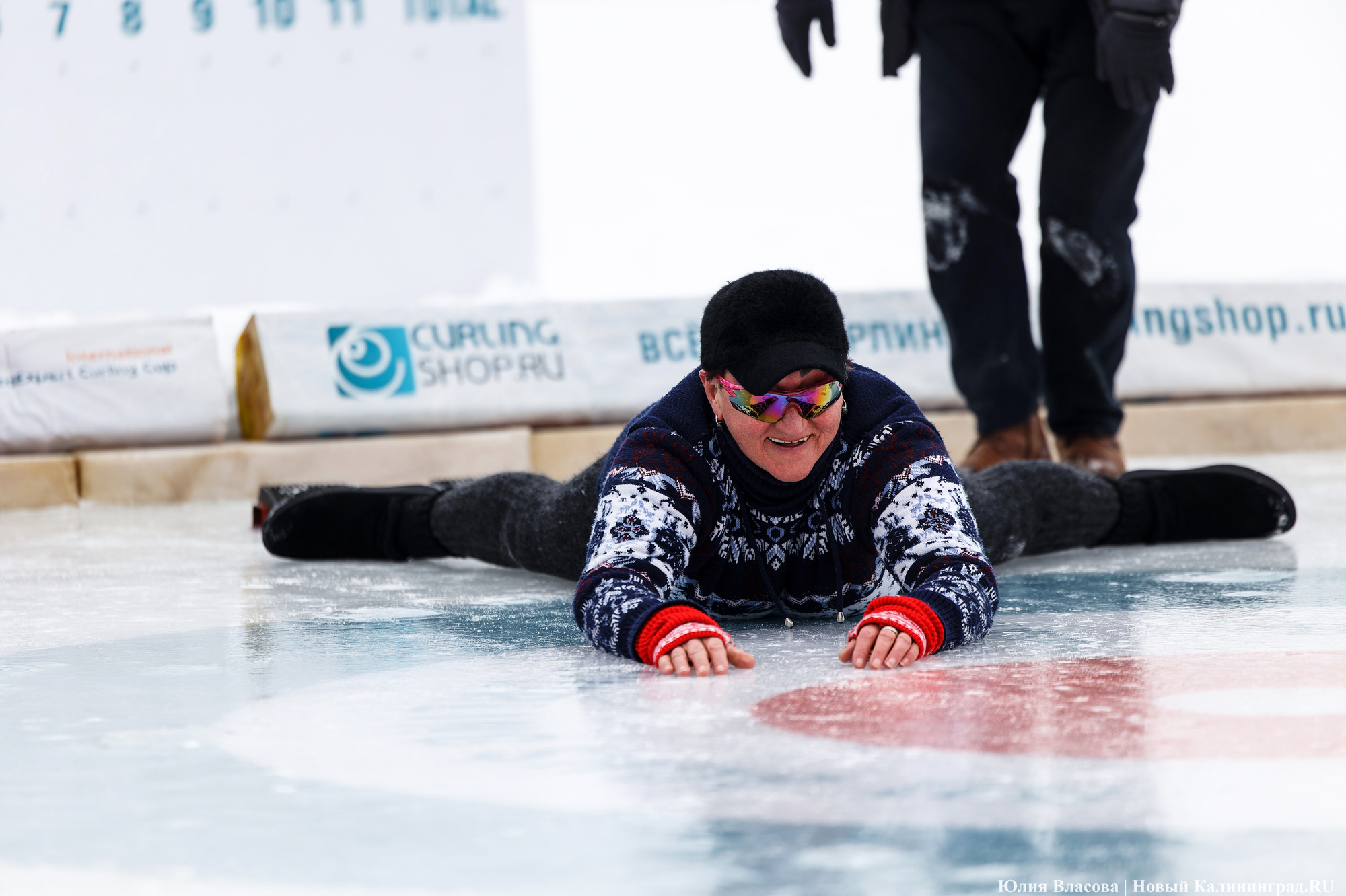 Камни, щетки и «дома»: на озере Шенфлиз впервые сыграли в кёрлинг (фото)