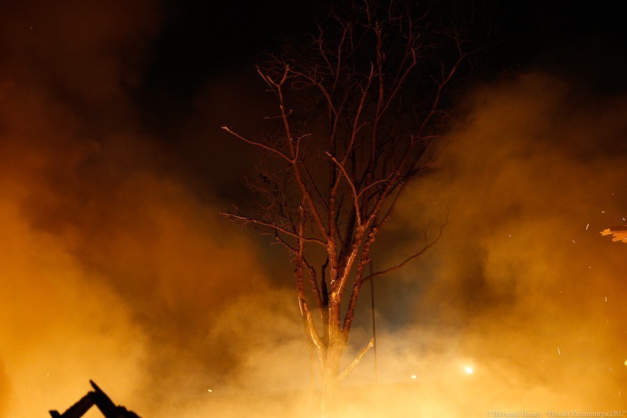 Черный четверг: пожар уничтожил склады на проспекте Калинина (фото) 
