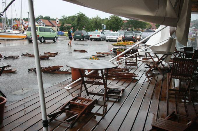 Шторм в Литве: на пляже Ниды ветер поднял в воздух коляску с ребенком (фото)