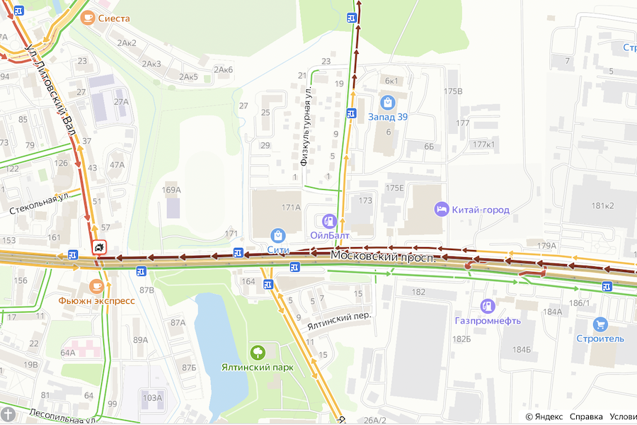 Очевидцы: Московский «стоит колом» из-за ДТП с троллейбусом (фото)