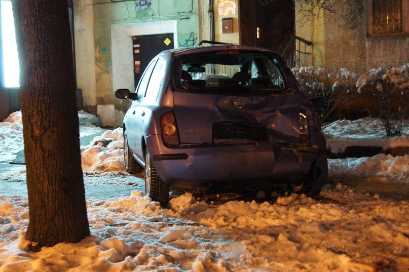 Водитель «Ауди» в Калининграде въехал в четыре припаркованных автомобиля (+фото)