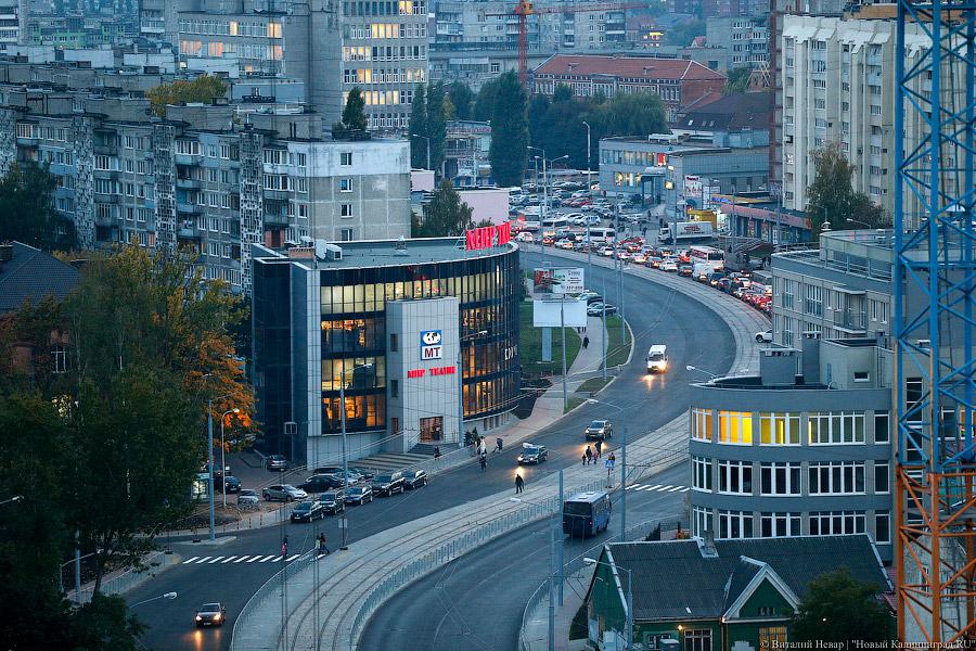 Стоять и петь помогают: как водители привыкают к пробкам на пл. Василевского 