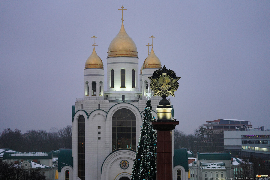 Калининград тоже украсили к Новому году. Сможете определить, где лучше? (фото)