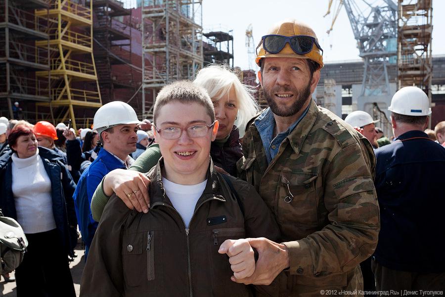 «Подарок ко Дню рождения»: фоторепортаж со спуска на воду БДК «Иван Грен»