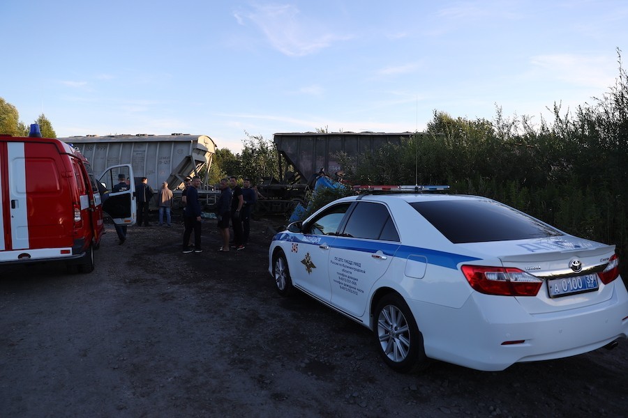 В Калининграде столкнулись поезд и грузовик с песком. Фоторепортаж с места ДТП