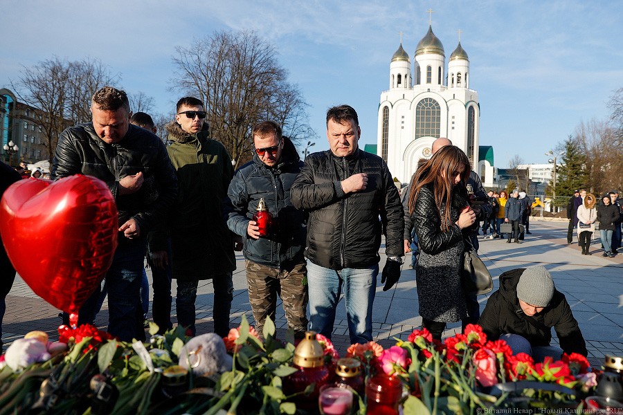 Опустить голову, зажечь свечу: в Калининграде почтили память погибших в Кемерово