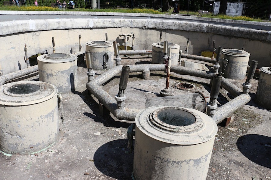 В Калининградском зоопарке начали ремонтировать фонтан, которому 82 года (фото)