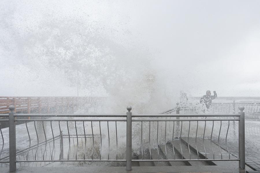 Добить «Ксавьером»: променад в Зеленоградске оказался не готов к зимним штормам