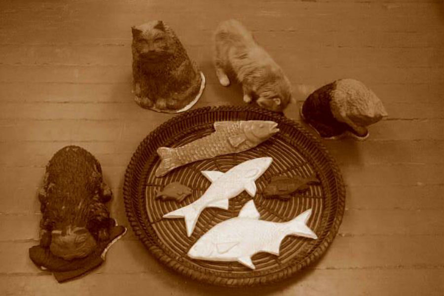  В Зеленоградске устанавливают памятник котикам с рыбой (фото)