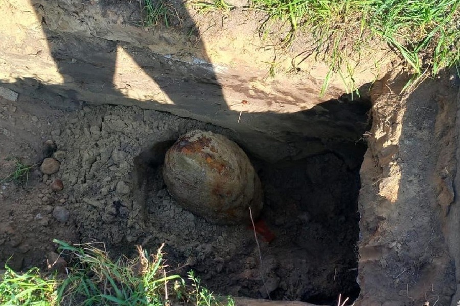 Во дворе жилого дома в Балтийске обнаружили бомбу весом в центнер, людей эвакуируют