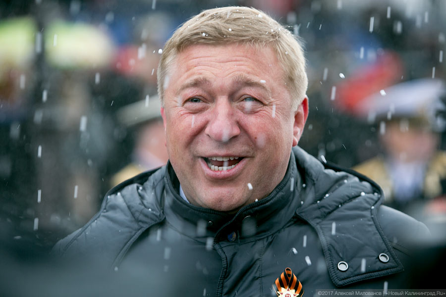 «Гвоздики», «Град» и снег: в Калининграде прошел Парад Победы