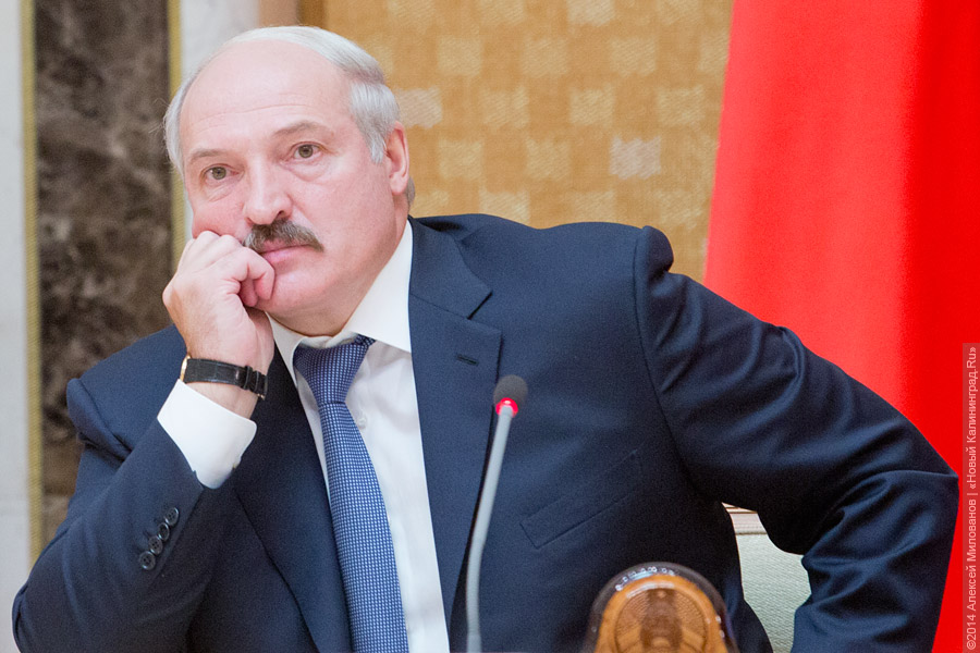 Лукашенко: «мир одурел вообще», белорусов надо обучить обращению с оружием