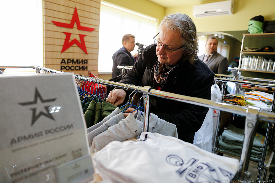 Армейская философия: как в Калининграде продают «вежливых» людей и мишек