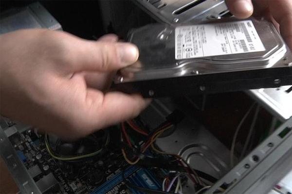 В Службе по тарифам прошел обыск, против руководителя возбуждено дело (фото)