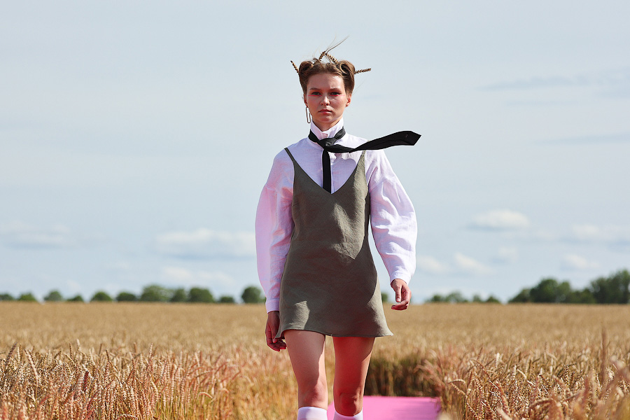 Один в поле — дизайнер: на Дне поля прошёл модный показ в колосьях (фото)