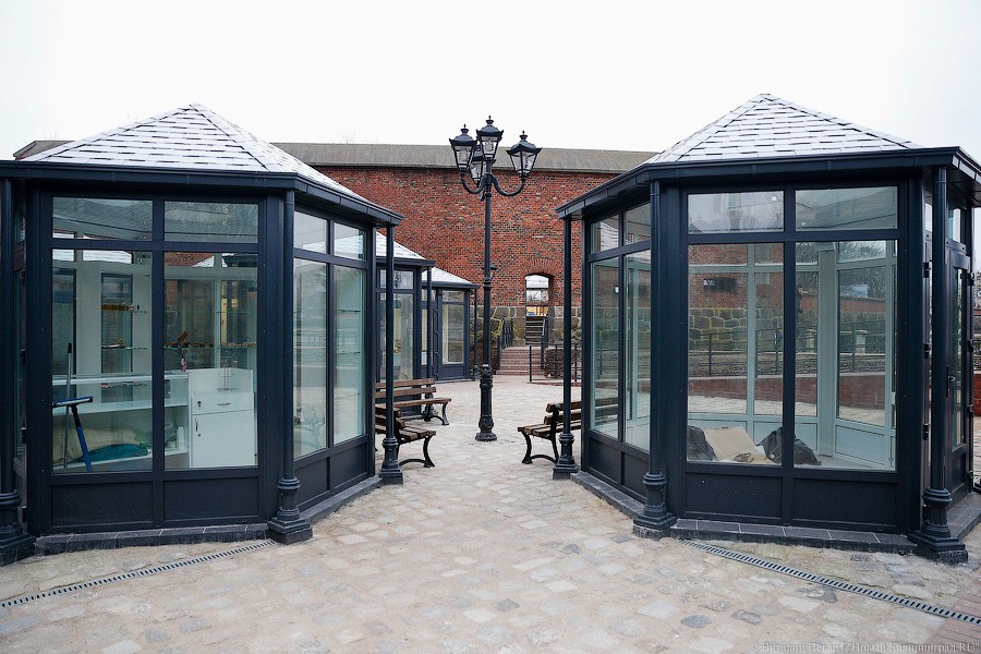 Много «курилок»: закончился монтаж новых палаток у музея Янтаря (фото)