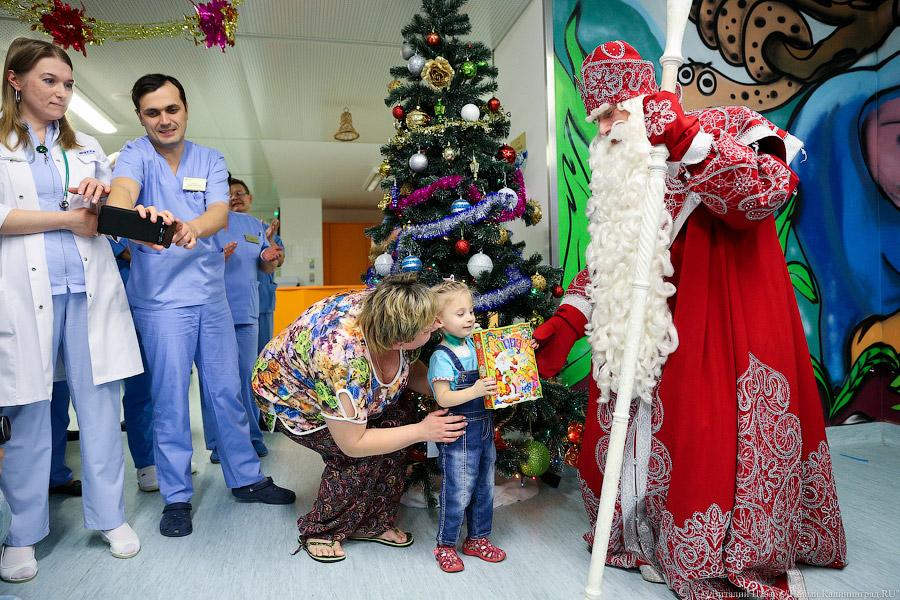 «Он настоящий»: региональный кардиоцентр посетил Дед Мороз из Великого Устюга