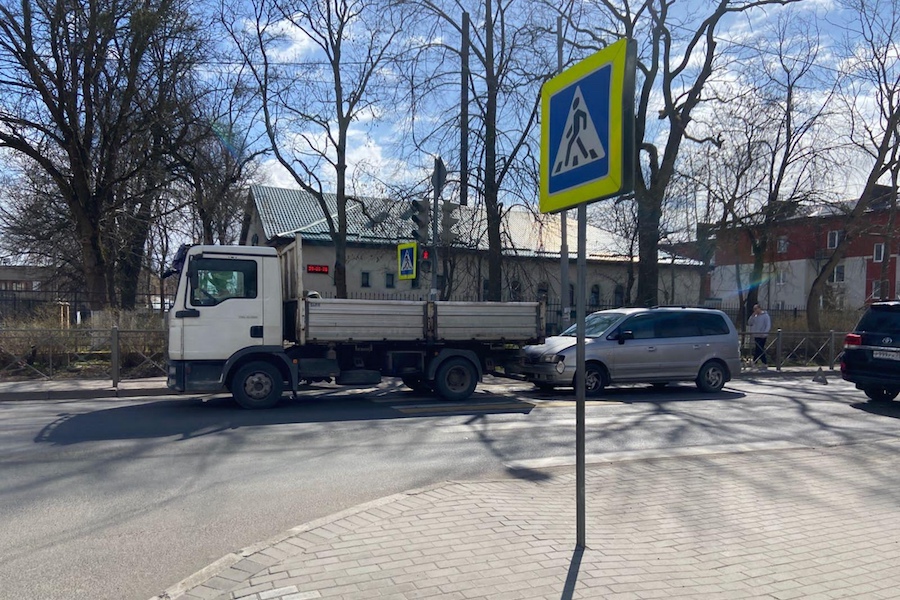 На Суворова «Хёндай» врезался в грузовик, пострадала женщина (фото)