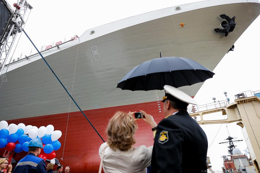 Исполин на колёсах: в Калининграде спустили на воду фрегат «Адмирал Макаров»