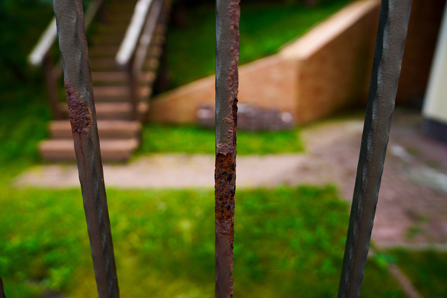 Ржавое настоящее: как выглядит променад рядом с госрезиденцией в Пионерском