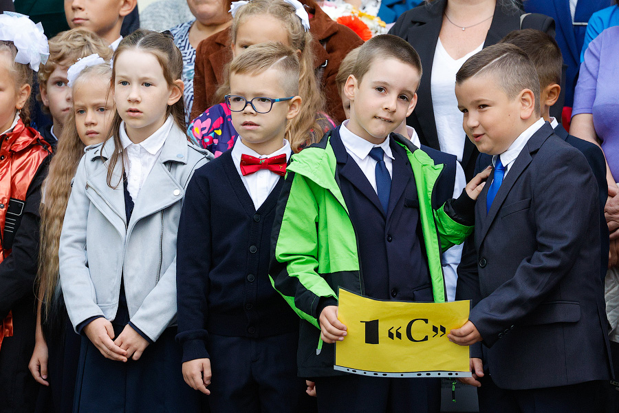 С военным оркестром и под «Катюшу»: в Калининграде открыли самую большую школу