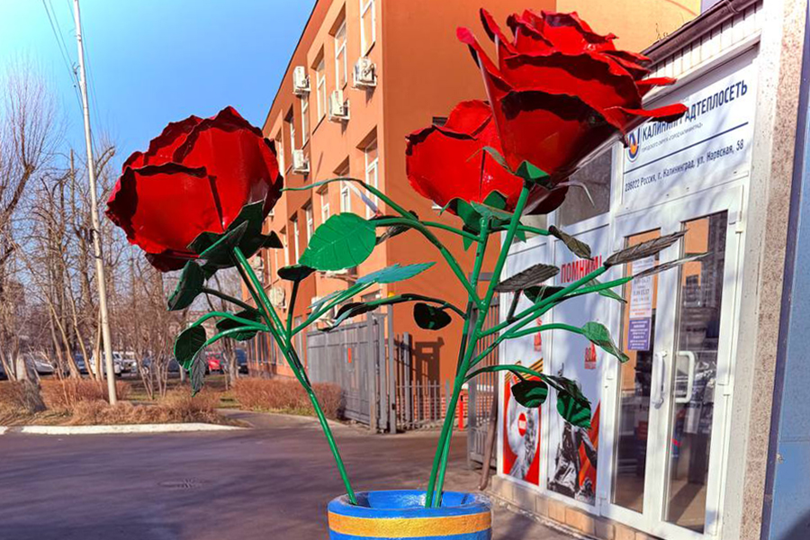 Калининградские сварщики изготовили к 8 Марта букет из металла (фото)
