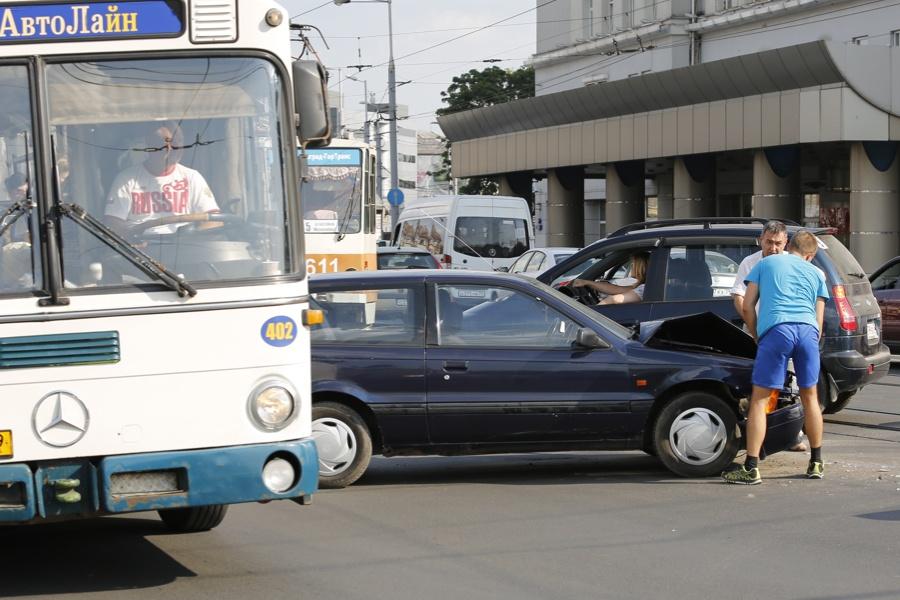 Из-за ДТП на трамвайных рельсах у мэрии Калининграда образовалась пробка (фото)