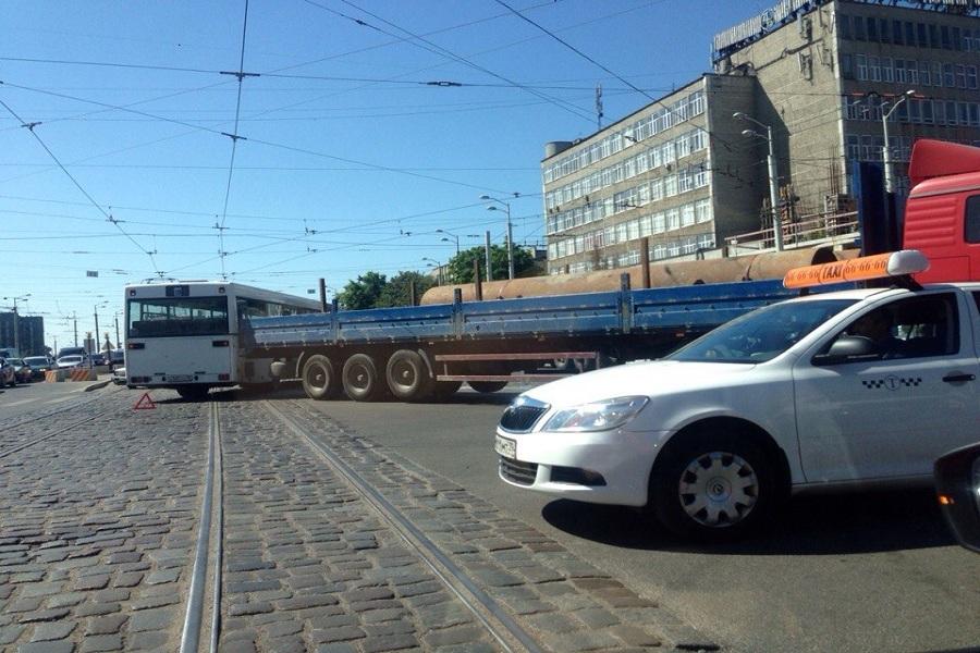 В Калининграде автобус столкнулся с грузовиком, движение затруднено (фото)