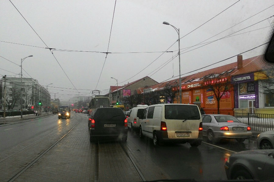 На Черняховского образовалась пробка из-за выключенного светофора (фото)