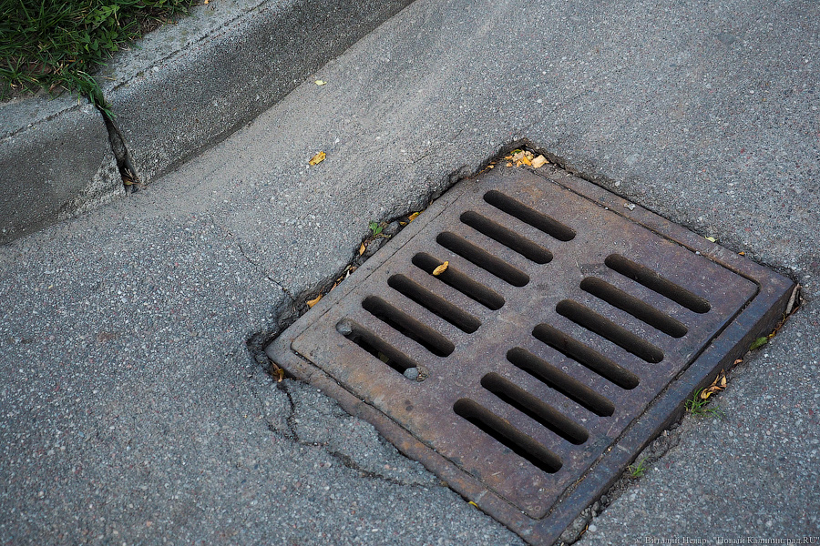 В Советске водитель попал колесом машины в ливневый люк и засудил администрацию