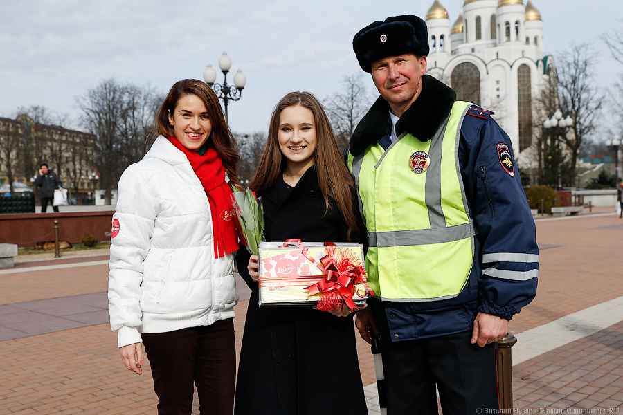 Простые романтики: как сотрудники ГИБДД девушкам цветы дарили (фото)