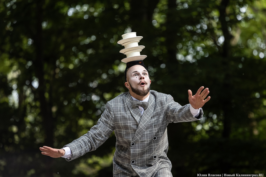 Это просто цирк какой-то: фестиваль «Башня» запустил уличную программу на «Балтике» (фото)