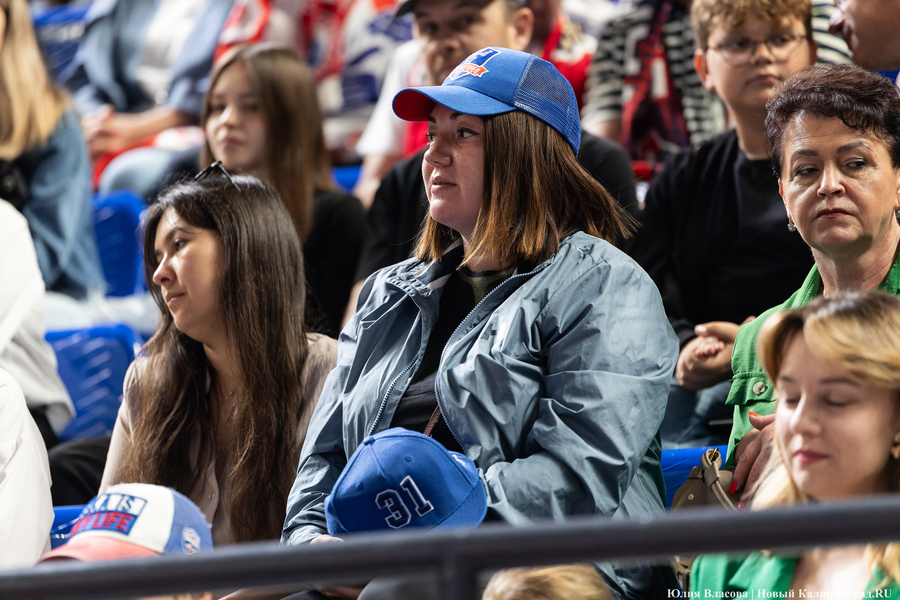 «Локосемья»: в Калининград из Ярославля привезли хоккейный Кубок Гагарина (фото)