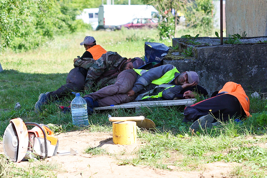 Ремонт на три года: что происходит с ул. Карташева, где сменился подрядчик (фото)