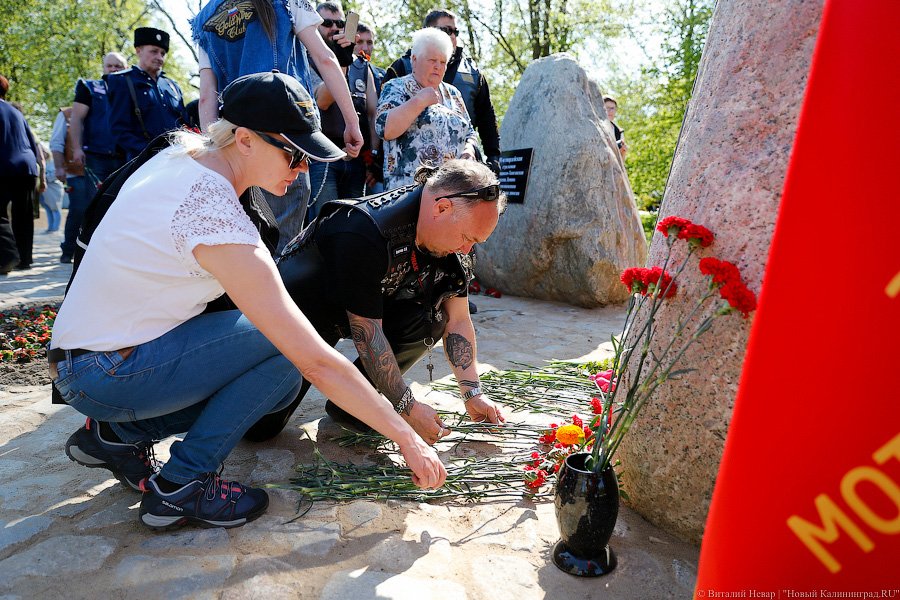 Своими силами: под Калининградом открыли мемориал воинам-мотоциклистам (фото)