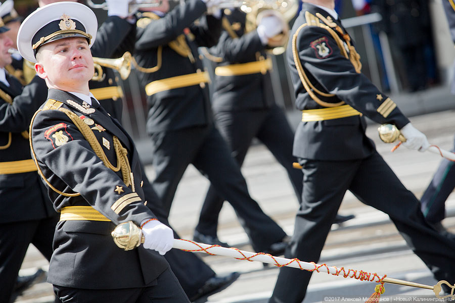 «Гвоздики», «Град» и снег: в Калининграде прошел Парад Победы